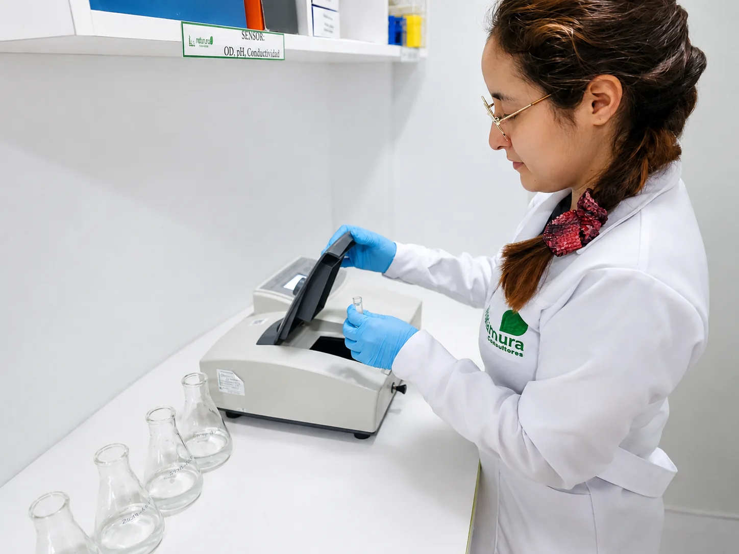 Analista del laboratorio Nakamura realizando un ensayo